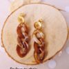 Boucles d'oreilles inox personnalisables artisanales - Puce dorée et chaîne maillons marron. Calino Créa Boucles d'oreilles inox personnalisables artisanales - Puce dorée et chaîne maillons marron. Calino Créa