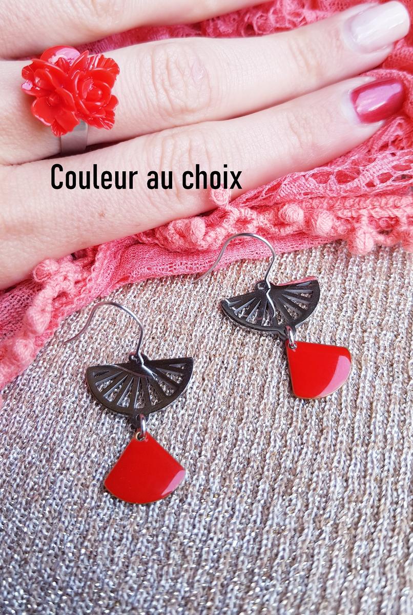 Boucles d'oreilles inox personnalisables artisanales - Eventail argenté et sequin émaillé rouge. Calino Créa Boucles d'oreilles inox personnalisables artisanales - Eventail argenté et sequin émaillé rouge. Calino Créa