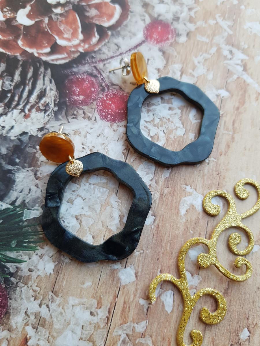 Boucles d'oreilles inox artisanales - Clou doré et cercle irrégulier noir en résine. Calino Créa Boucles d'oreilles inox artisanales - Clou doré et cercle irrégulier noir en résine. Calino Créa