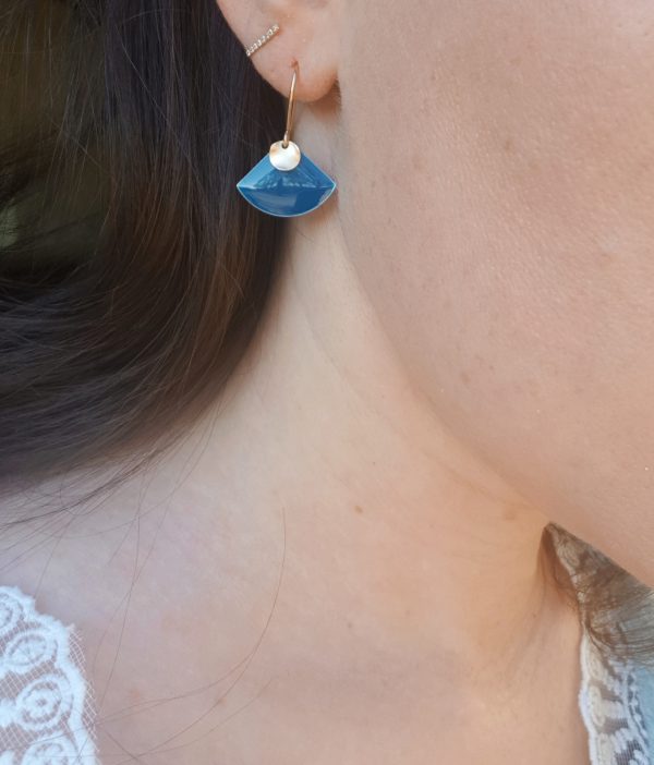 Boucles d'oreilles inox artisanales - Eventail bleu et sequin doré mat. Calino Créa