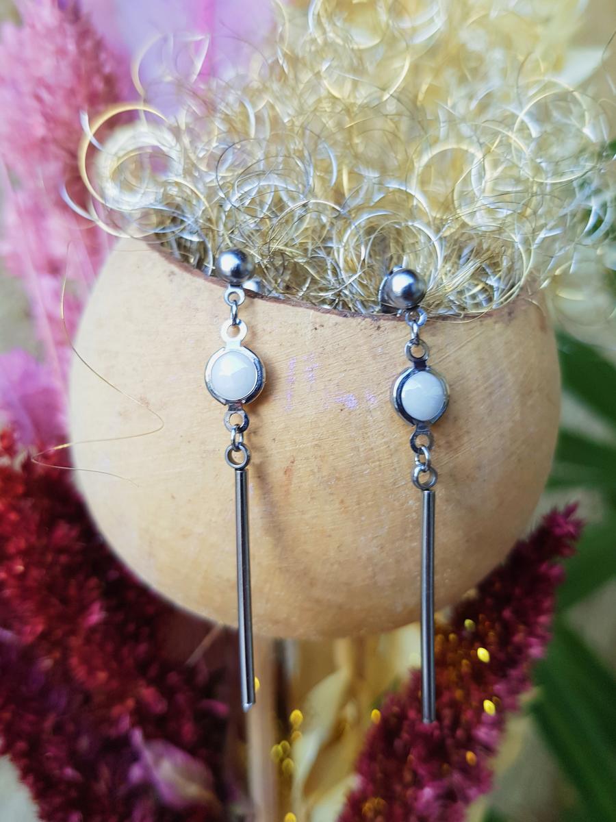 Boucles d'oreilles inox artisanales- Sequin blanc et barre argentée. Calino Créa