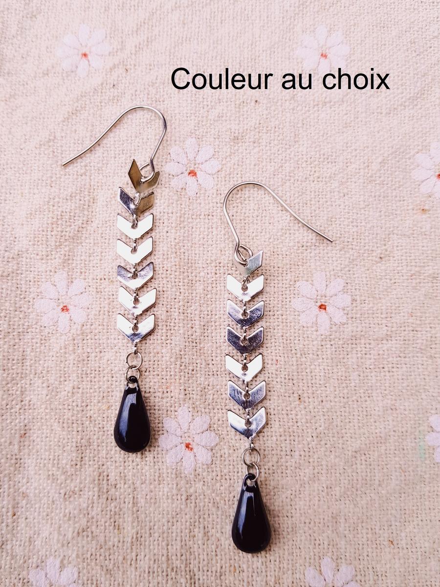 Boucles d'oreilles inox personnalisables artisanales - Chaîne épi argentée et sequin émaillé goutte. Calino Créa Boucles d'oreilles inox personnalisables artisanales - Chaîne épi argentée et sequin émaillé goutte. Calino Créa