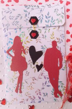 Pochette cadeaux / Carte artisanale - Silhouettes femme et hommes avec cœurs blanc-rouge-argenté. Calino Créa