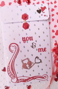 Pochette cadeaux / Carte artisanale - "You and me" avec clé et cœurs blanc-rouge-argenté. Calino Créa