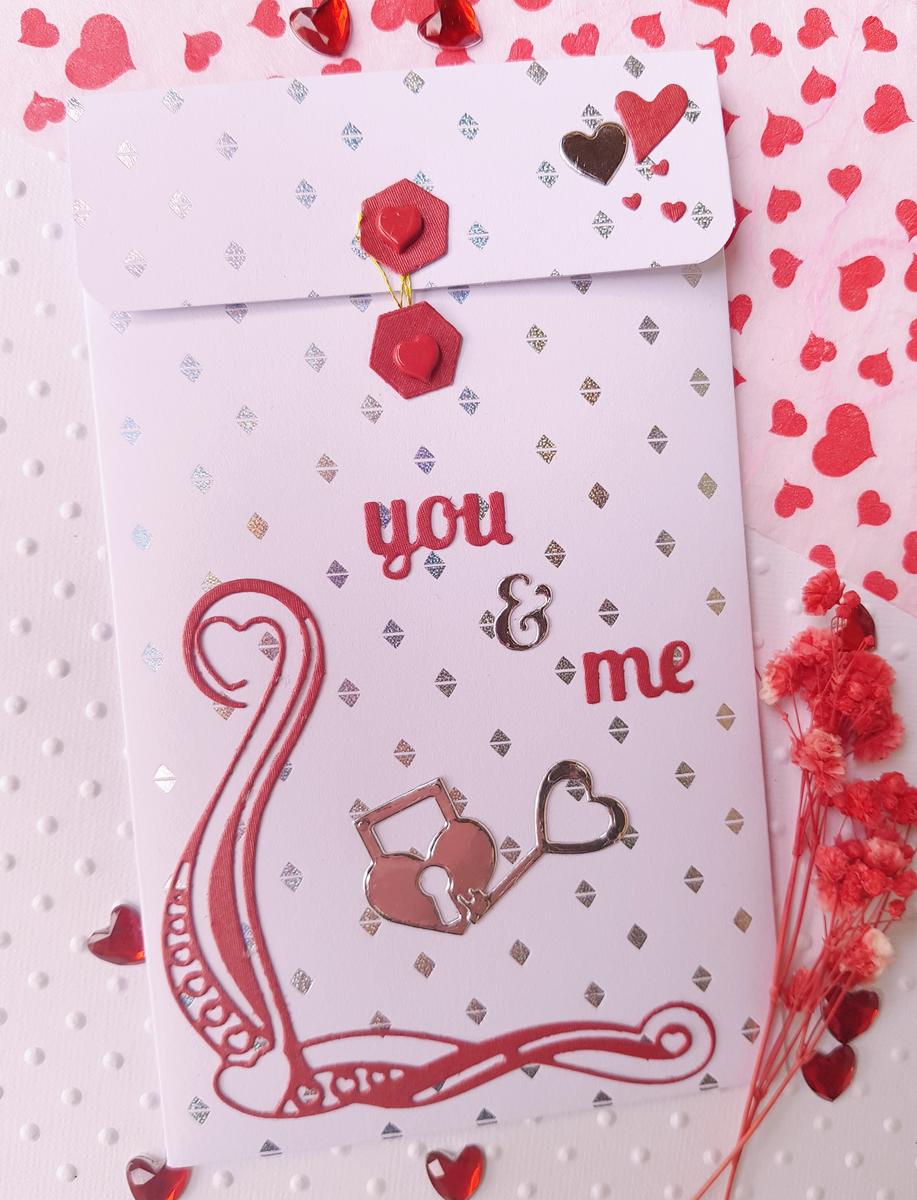 Pochette cadeaux / Carte artisanale - "You and me" avec clé et cœurs blanc-rouge-argenté. Calino Créa