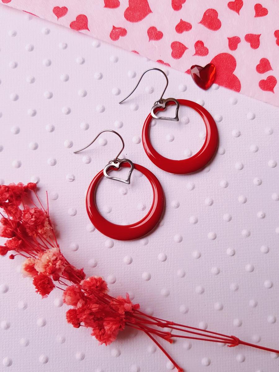 Boucles d'oreilles inox artisanales- Créole émaillée rouge et cœur argenté . Calino Créa