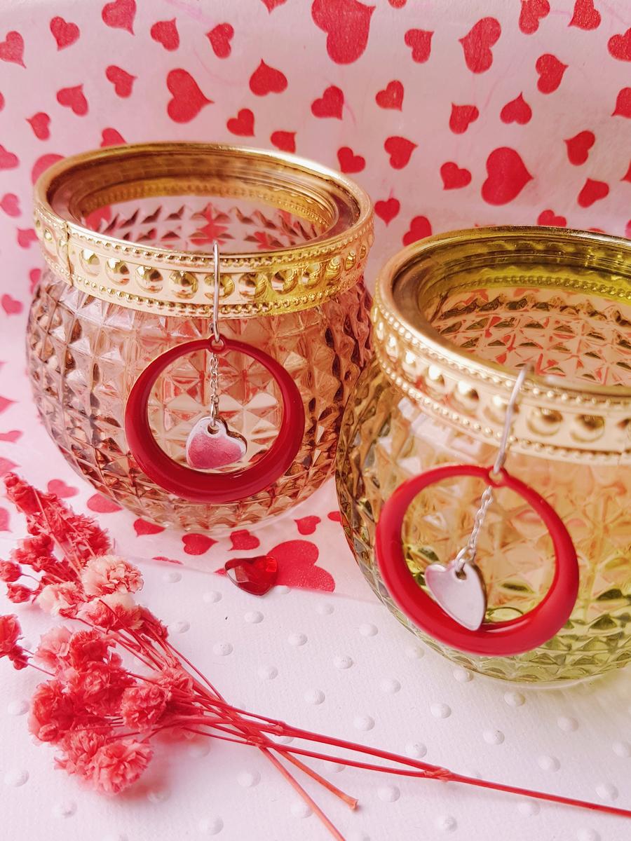 Boucles d'oreilles inox artisanales - Créole émaillée rouge, chaîne et cœur argenté. Calino Créa