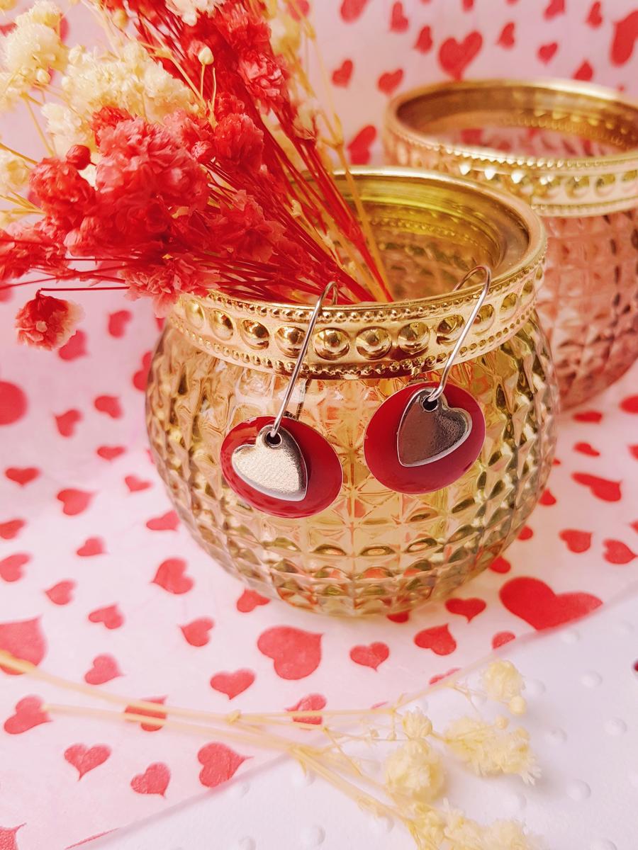 Boucles d'oreilles dormeuses inox artisanales - sequin rouge et cœur argenté. Calino Créa