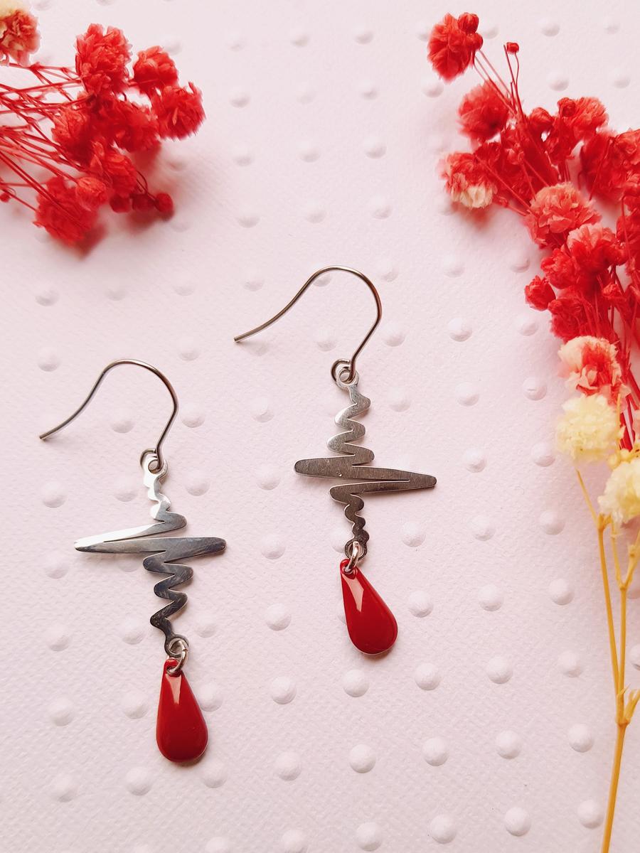 Boucles d'oreilles inox artisanales - Sequin rouge et battements de cœur argentés. Calino Créa