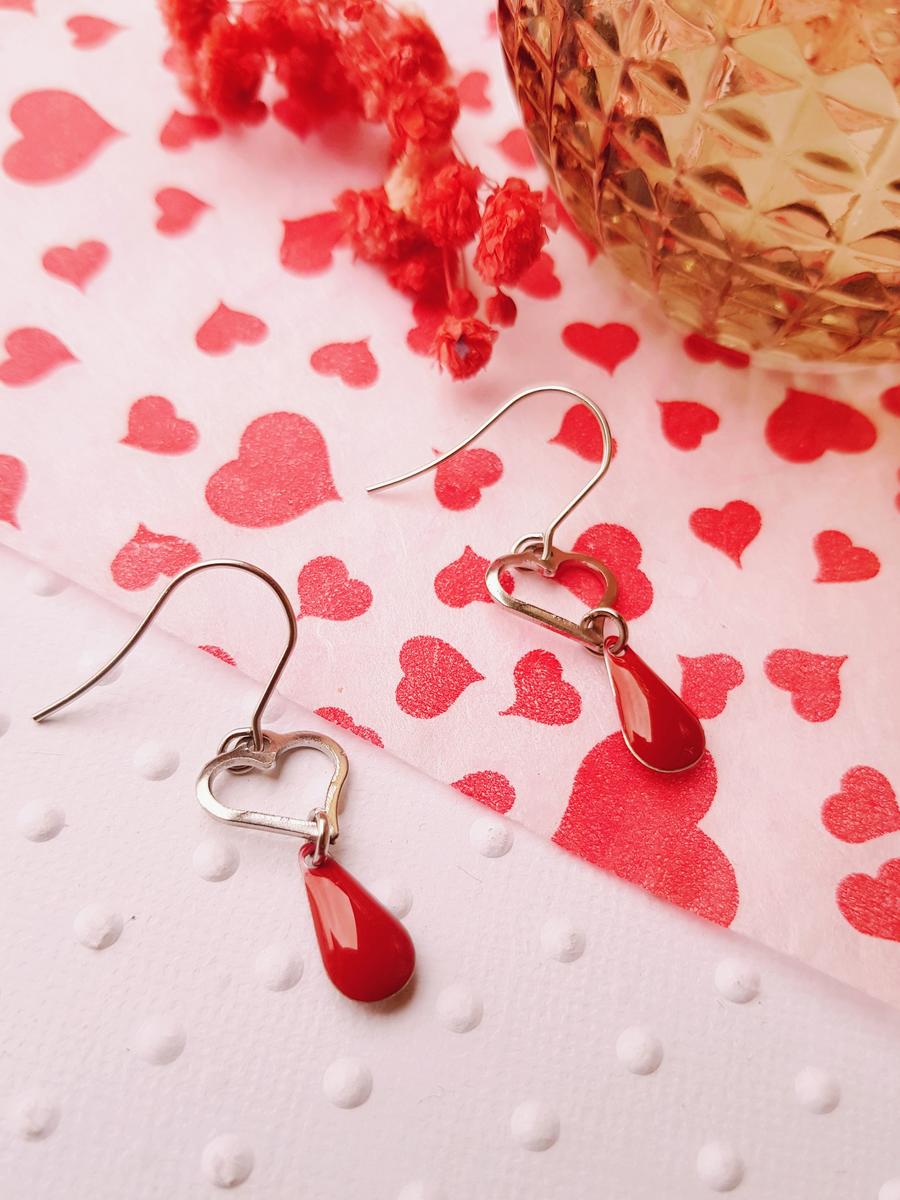 Boucles d'oreilles inox artisanales- Sequin rouge et cœur argenté. Calino Créa