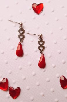 Boucles d'oreilles inox artisanales - Sequin rouge et cœurs argentés. Calino Créa