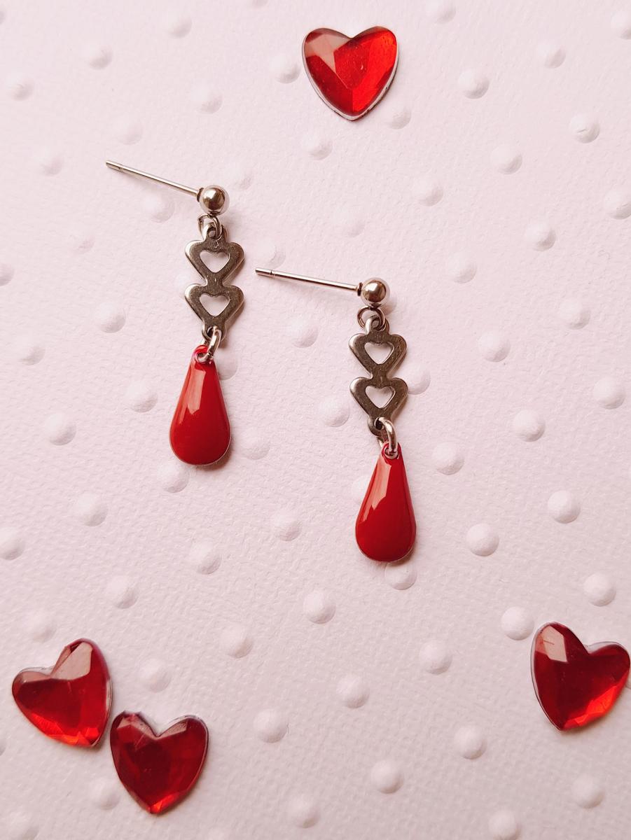 Boucles d'oreilles inox artisanales - Sequin rouge et cœurs argentés. Calino Créa