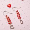 Boucles d'oreilles inox artisanales - Chaîne épi rouge et cœur argenté. Calino Créa