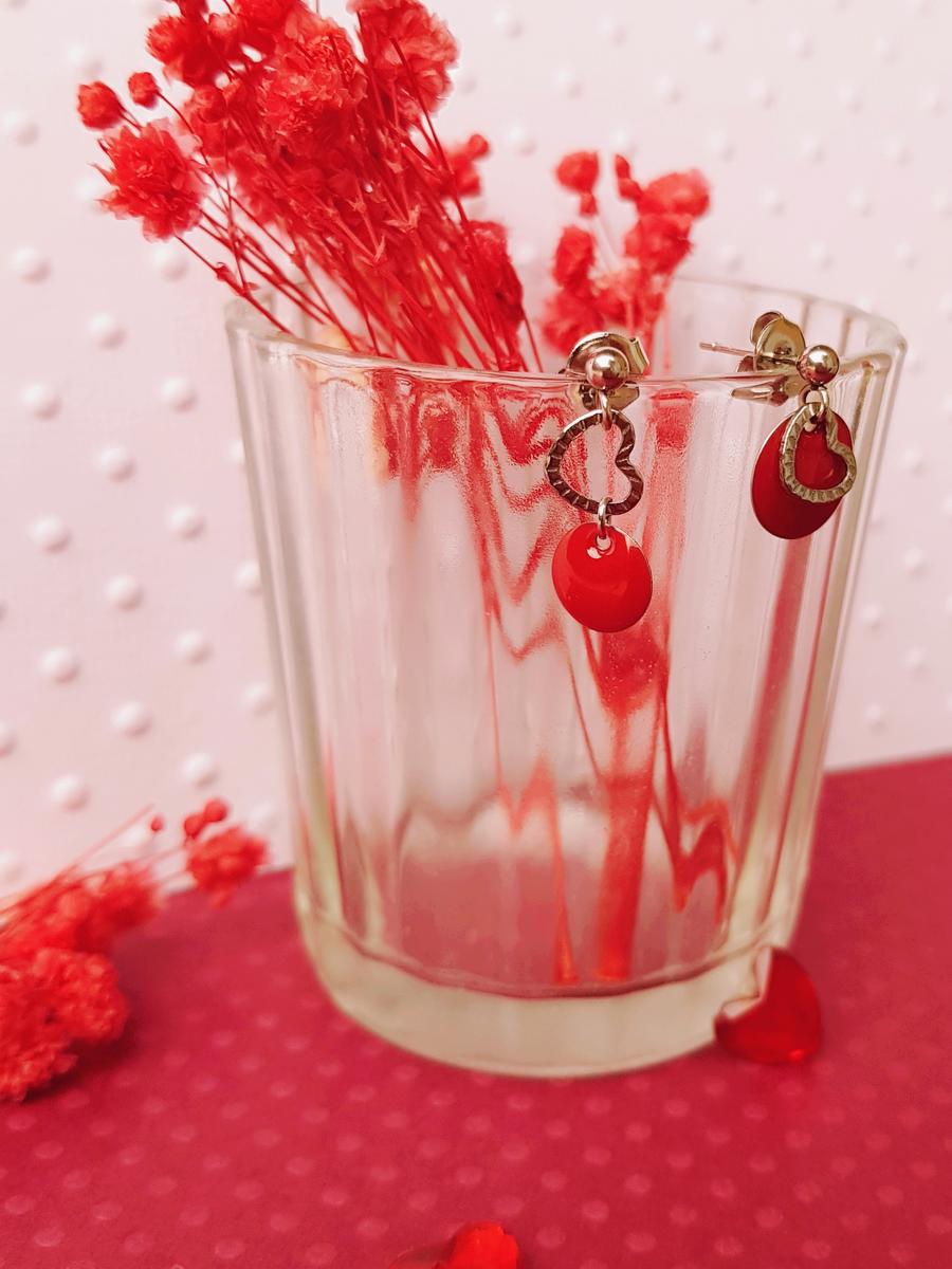 Puces d'oreilles asymétriques inox artisanales - Petit sequin rouge et cœur argenté. Calino Créa