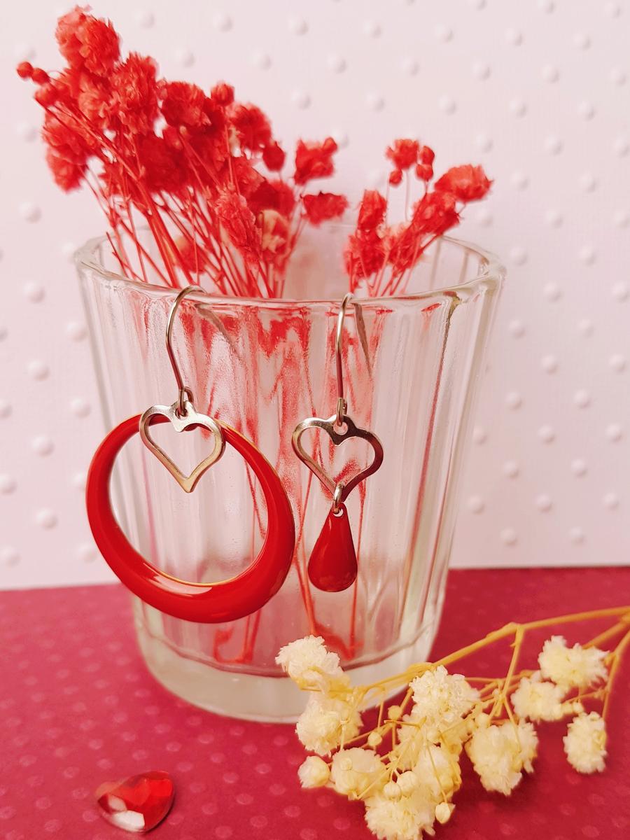 Boucles d'oreilles asymétriques inox artisanales- Créole émaillée rouge et cœur argenté . Calino Créa