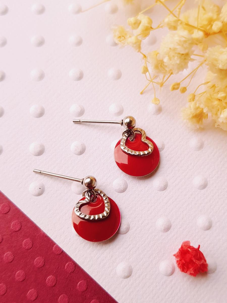Boucles d'oreilles artisanales inox - Petit sequin rouge et cœur argenté. Calino Créa