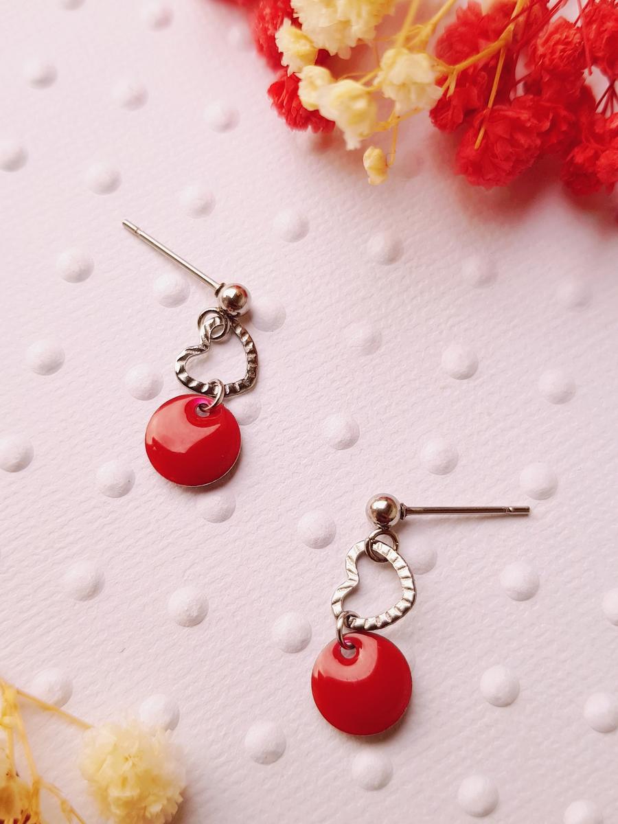 Boucles d'oreilles artisanales inox - Petit sequin rouge et cœur argenté. Calino Créa