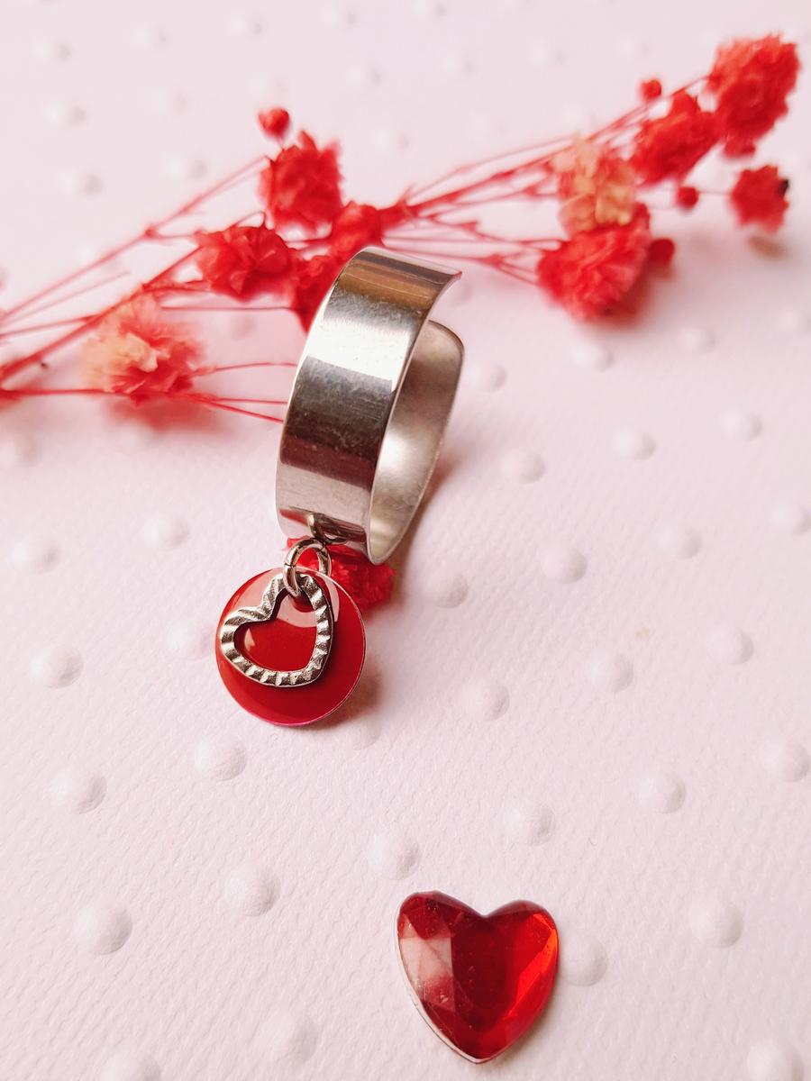 Bague inox artisanale - Sequin rouge et petit coeur argenté. Calino Créa