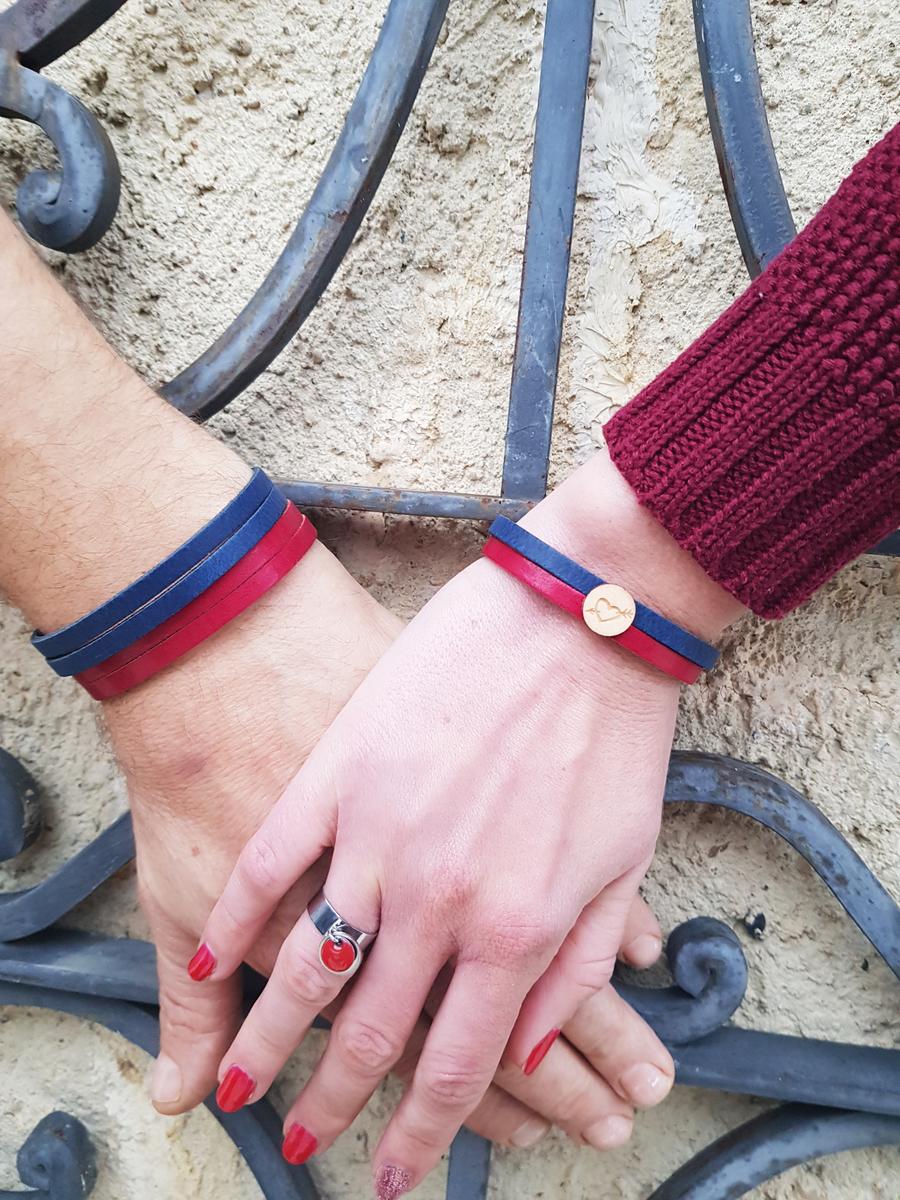 Duo Bracelets Hommes-Femmes artisanaux inox argenté : Cuir bleu nuit et rouge avec cœur sur bois. Calino Créa
