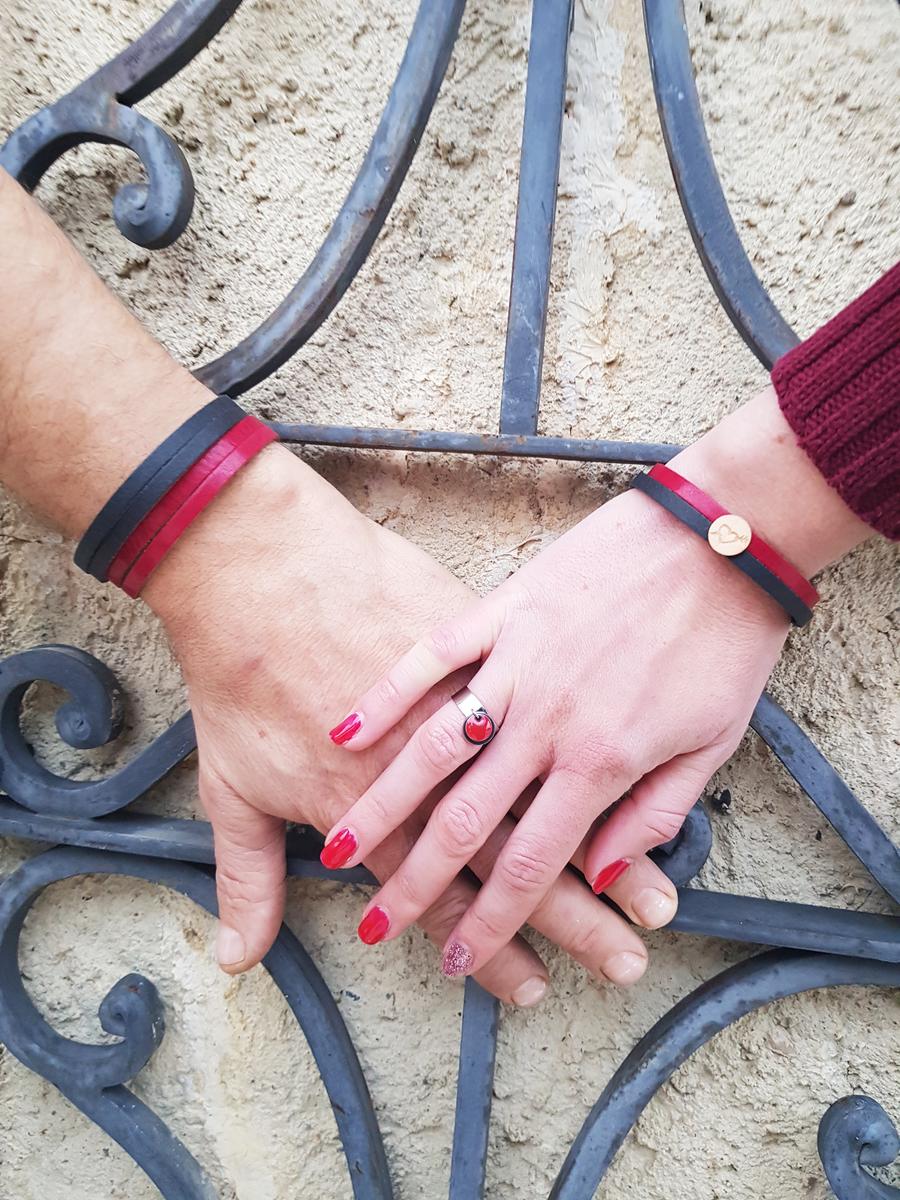 Duo Bracelets Hommes-Femmes artisanaux inox argenté : Cuir noir et rouge avec cœur sur bois. Calino Créa