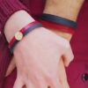 Duo Bracelets Hommes-Femmes artisanaux inox argenté : Cuir noir et rouge avec cœur sur bois. Calino Créa