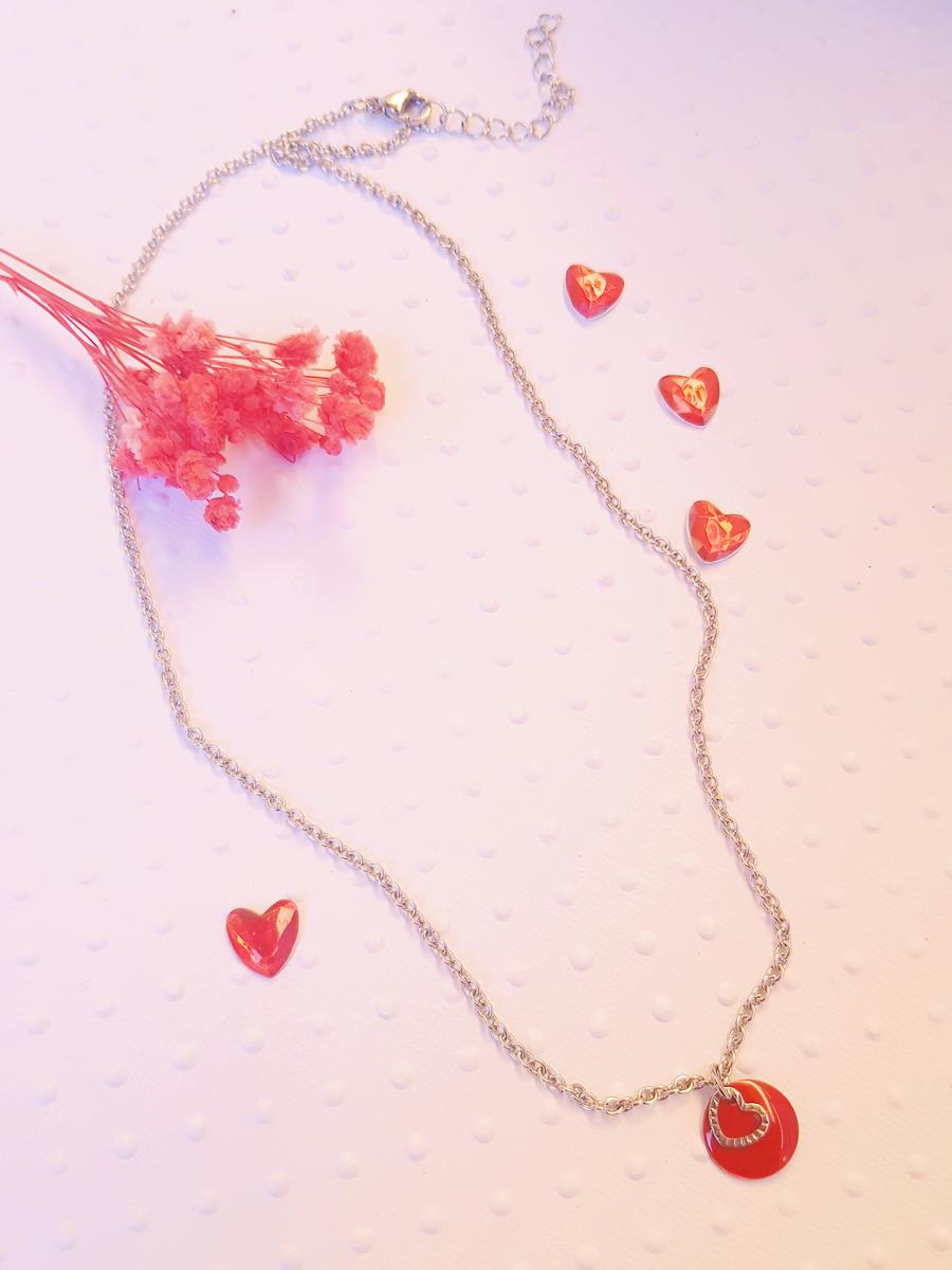 Collier inox artisanal - Sequin rouge et petit coeur argenté. Calino Créa