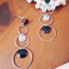 Boucles d'oreilles inox artisanales - Cascade anneaux argentés et noirs. Calino Crea