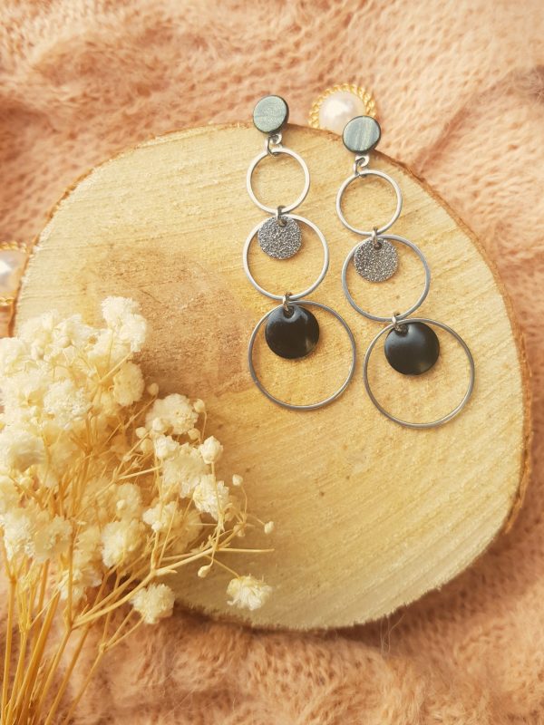 Boucles d'oreilles inox artisanales - Cascade anneaux argentés et noirs. Calino Crea