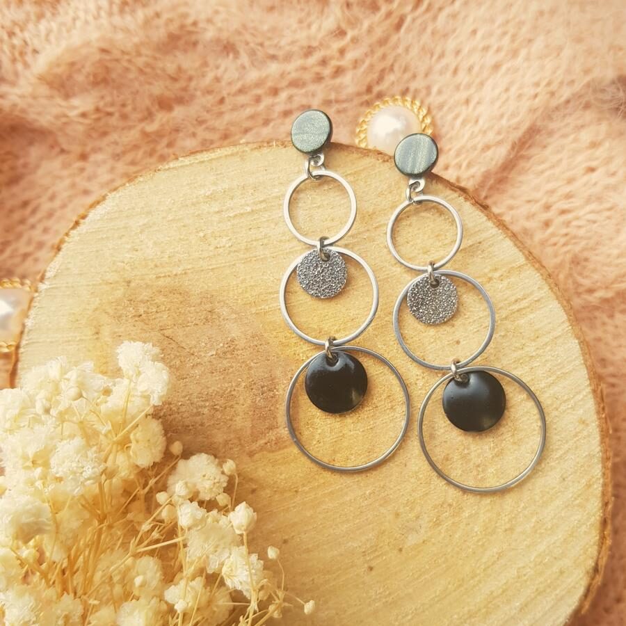 Boucles d'oreilles inox artisanales - Cascade anneaux argentés et noirs. Calino Crea