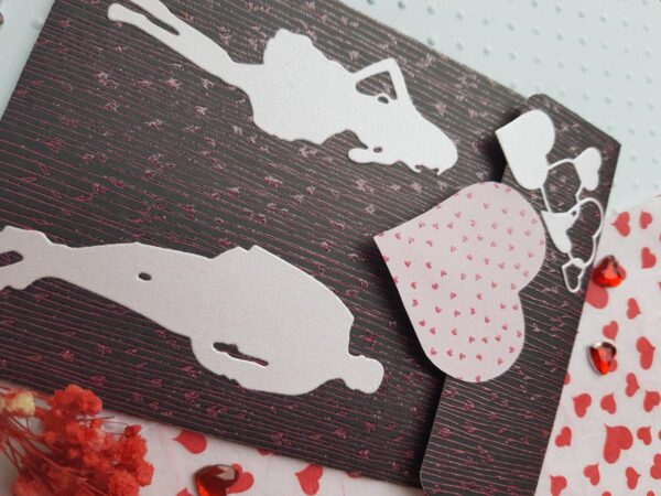 Pochette cadeaux / Carte artisanale - Silhouettes femme et hommes avec cœurs rose-noir. Calino Créa