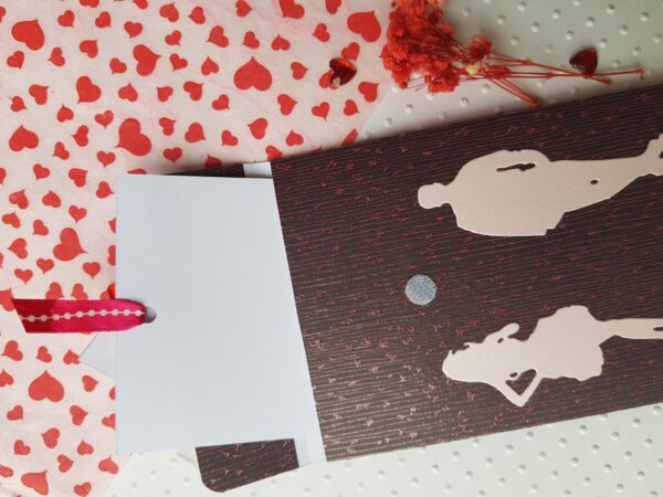 Pochette cadeaux / Carte artisanale - Silhouettes femme et hommes avec cœurs rose-noir. Calino Créa