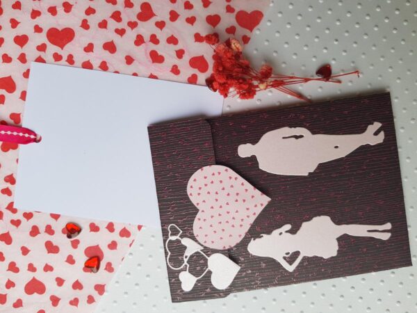 Pochette cadeaux / Carte artisanale - Silhouettes femme et hommes avec cœurs rose-noir. Calino Créa