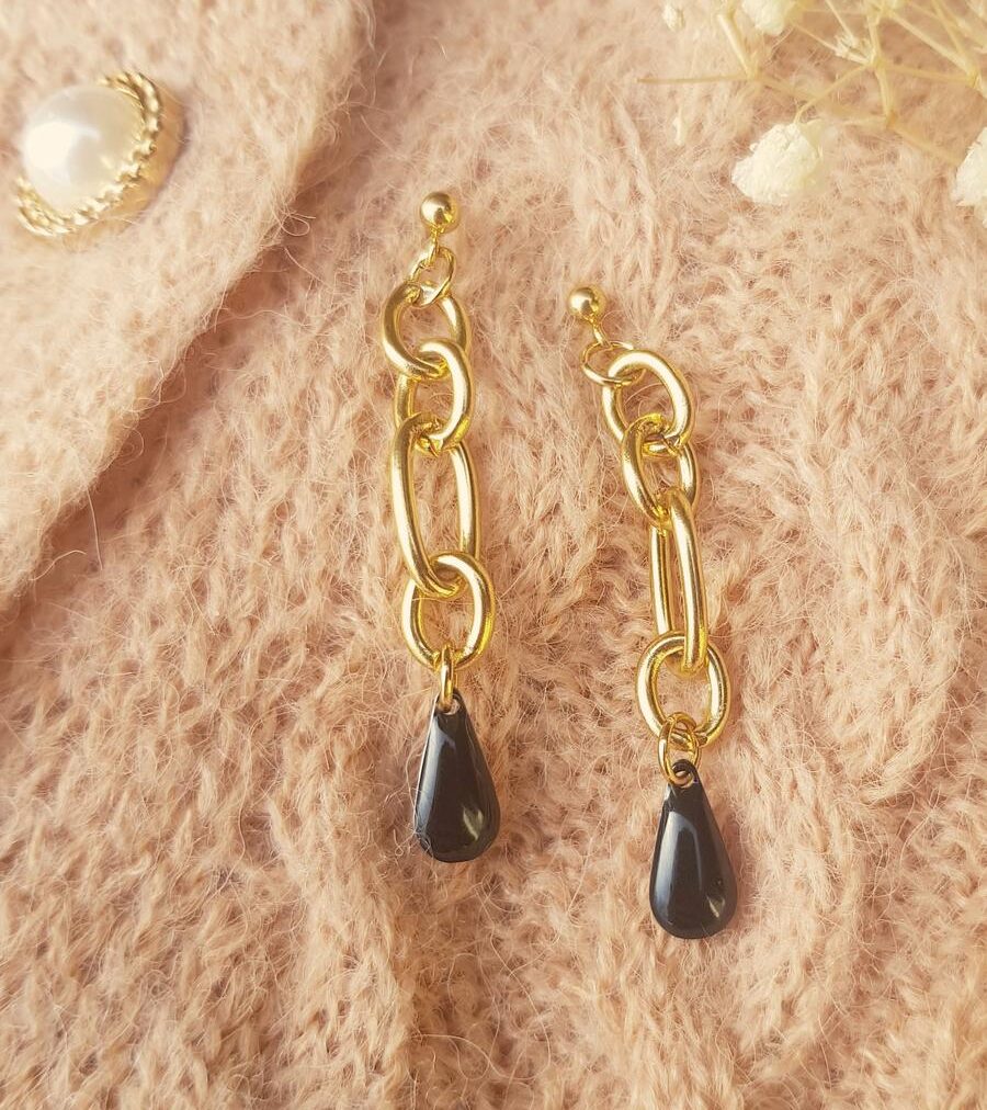 Boucles d'oreilles inox personnalisables artisanales - Chaîne dorée et sequin émaillé goutte. Calino Crea