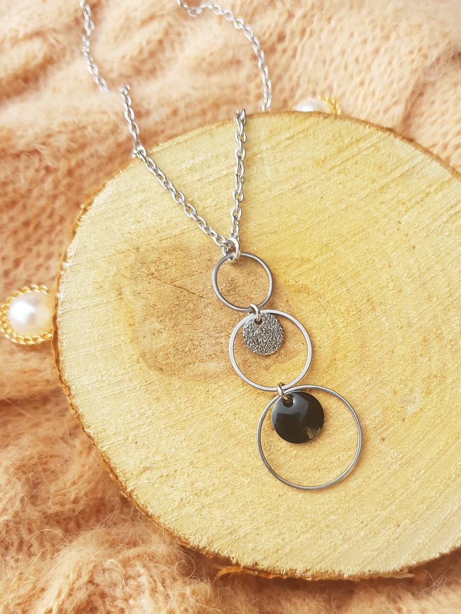 Collier inox artisanal - Cascade anneaux argentés et noirs. Calino Créa