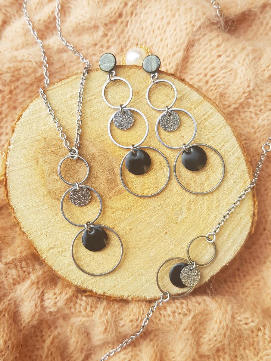 Parure inox artisanale - Cascade anneaux argentés et noirs. Calino Crea