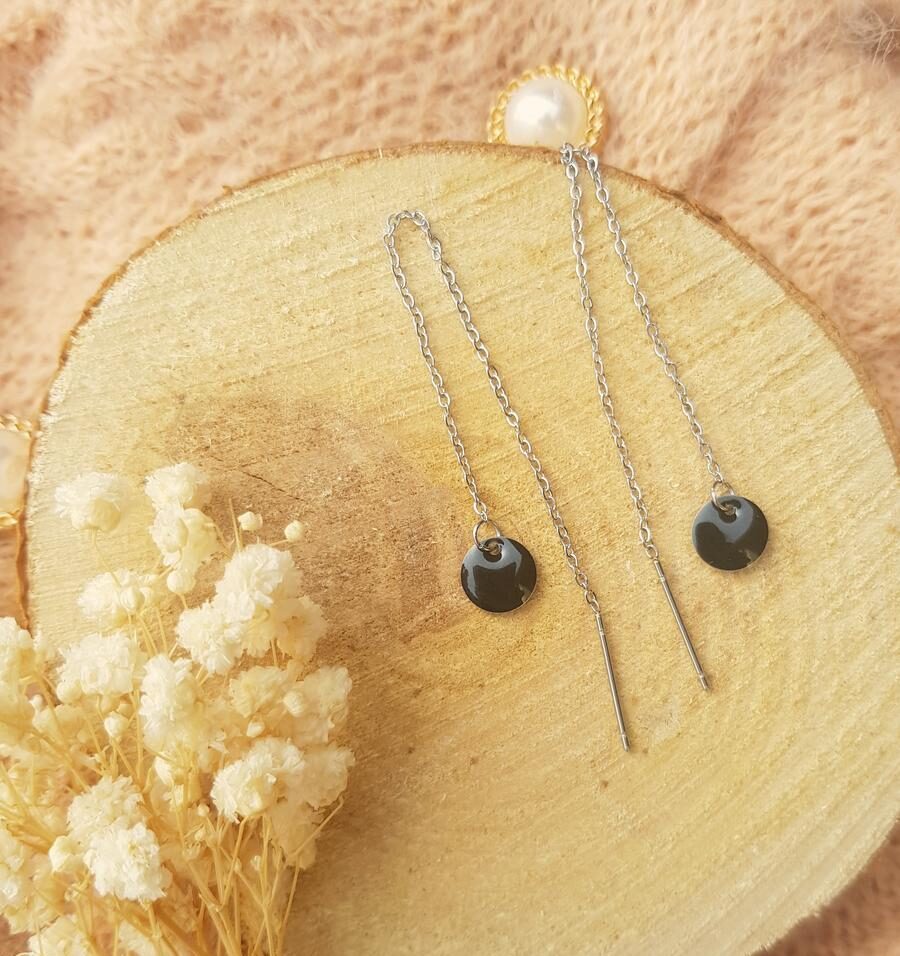 Boucles d'oreilles inox équilibre artisanale - Chaîne argentée, barre et sequin noir. Calino Créa
