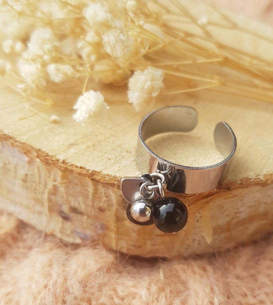 Bague inox artisanale - Pampilles argentées, perles et sequin émaillée noir. Calino Créa