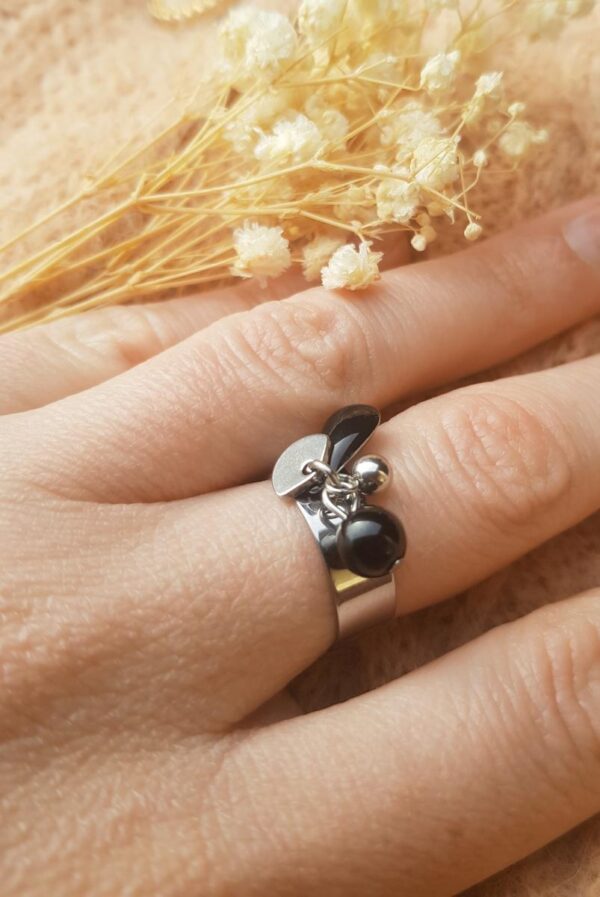 Bague inox artisanale - Pampilles argentées, perles et sequin émaillée noir. Calino Créa