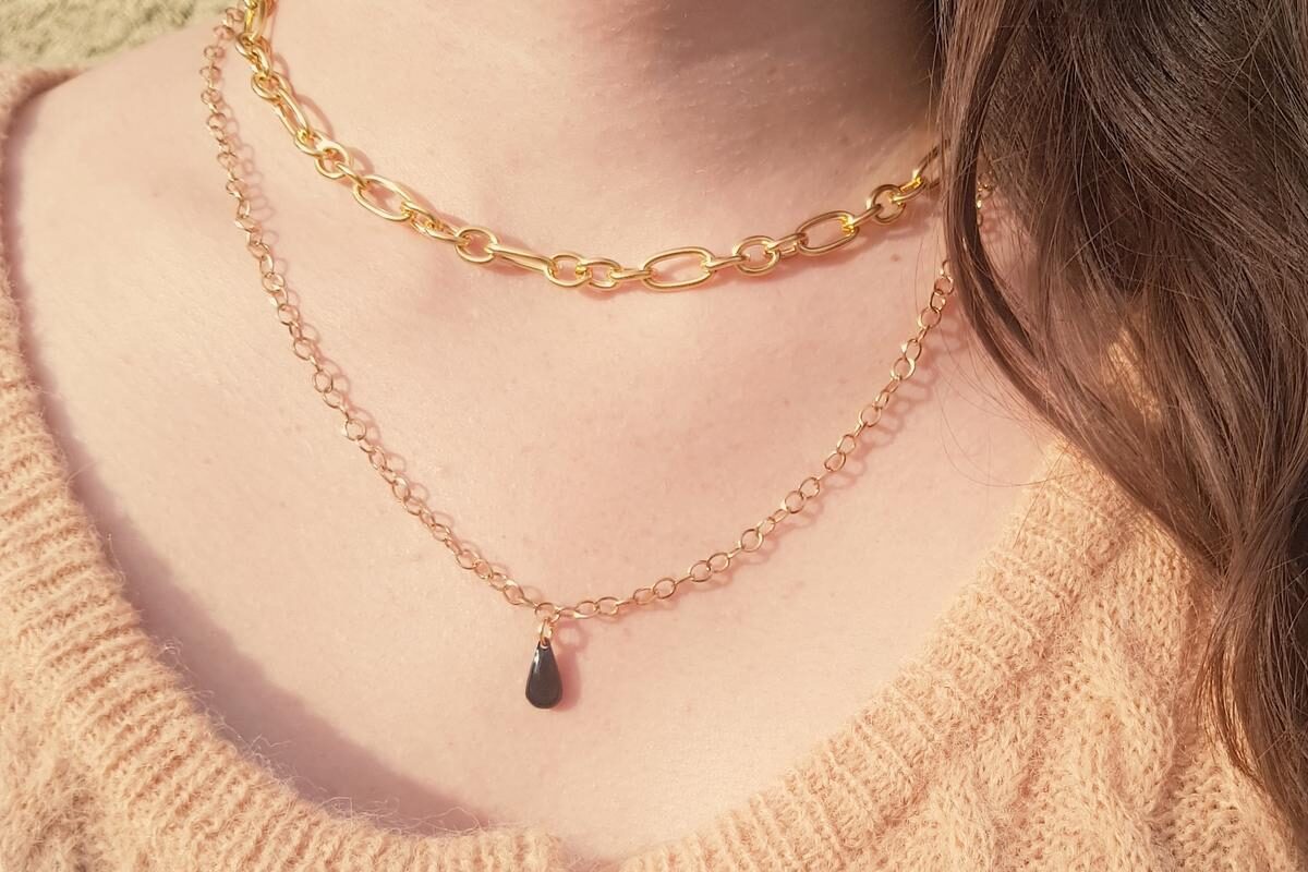 Collier inox personnalisable artisanal double-rangs - Chaîne irrégulière dorée et sequin émaillé goutte. Calino Créa