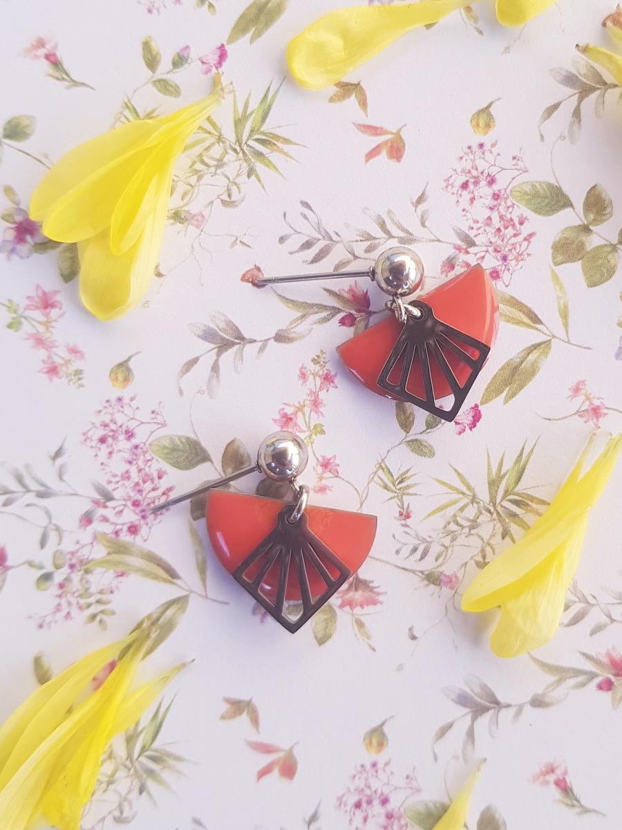 Boucles d'oreilles inox artisanales personnalisable - Eventail argenté et sequin demi-cercle corail. Calino Créa