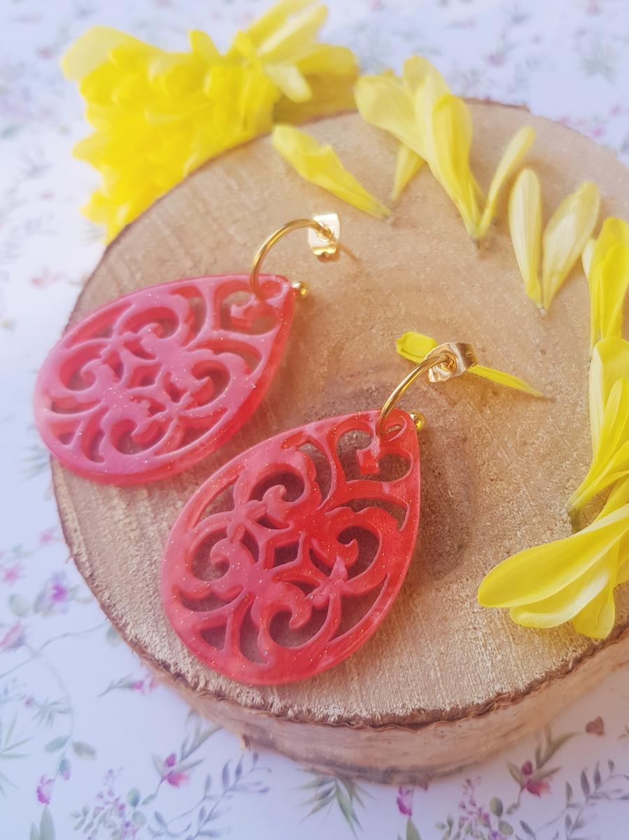 Boucles d'oreilles inox personnalisables - Créole dorée et goutte résine corail
