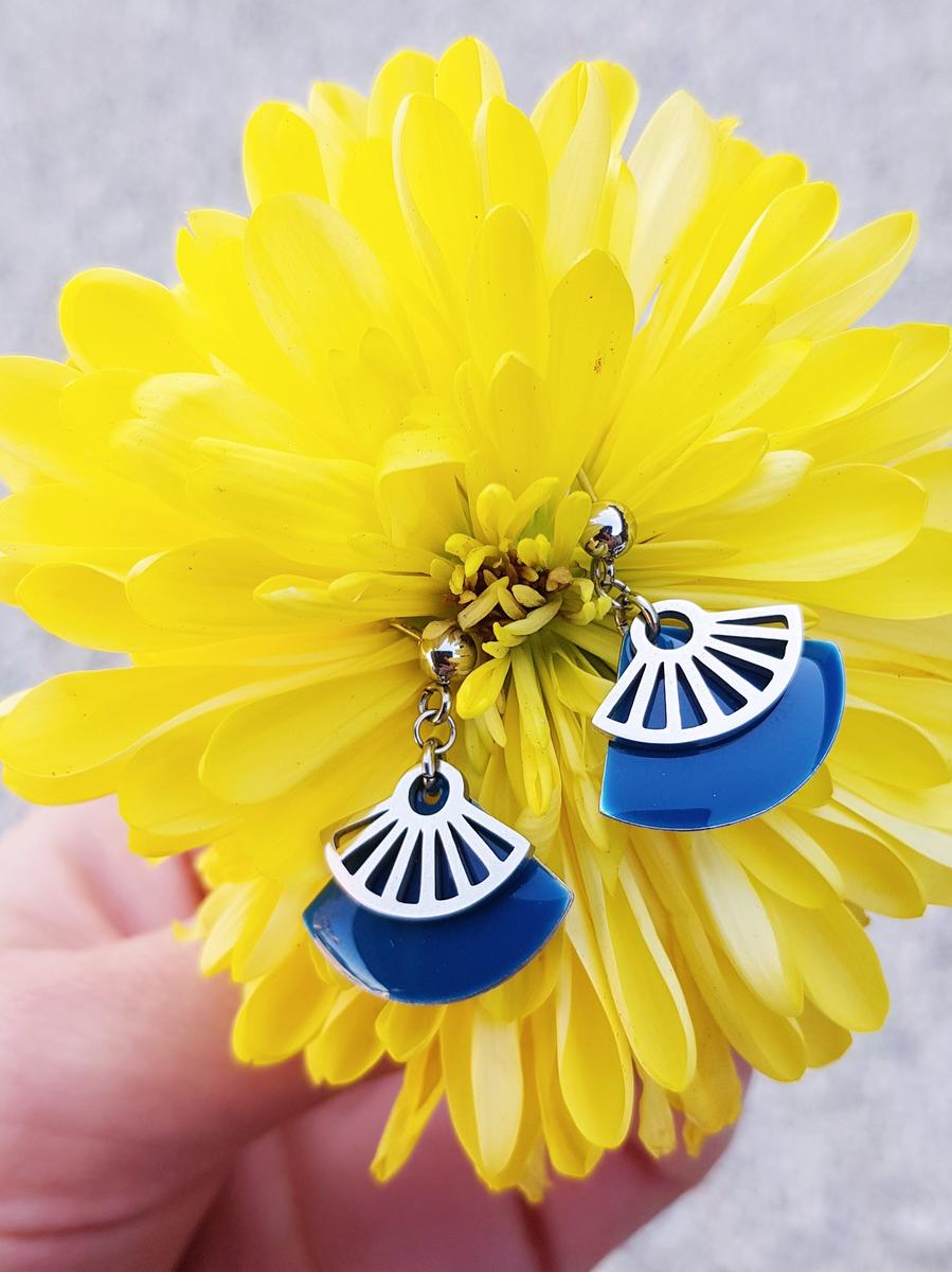 Boucles d'oreilles inox artisanales - Eventails bleu pétrole et argenté. Calino Créa