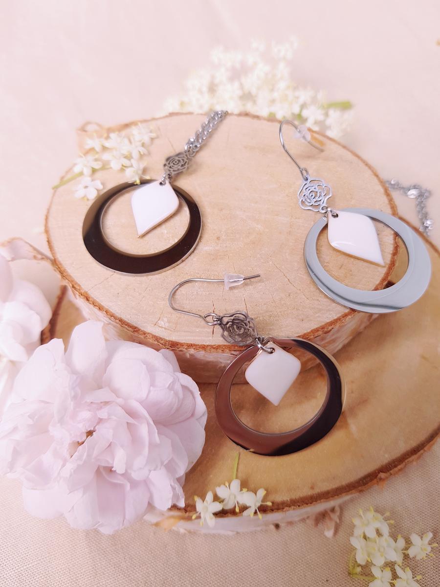 Parure [Boucles d'oreilles et collier] artisanales - Rose, créole et sequin blanc. Calino Créa