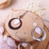 Parure [Boucles d'oreilles et collier] artisanales - Rose, créole et sequin blanc. Calino Créa