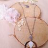 Parure [Boucles d'oreilles et collier] artisanales - Rose, créole et sequin blanc. Calino Créa
