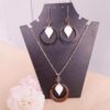 Parure [Boucles d'oreilles et collier] artisanales - Rose, créole et sequin blanc. Calino Créa