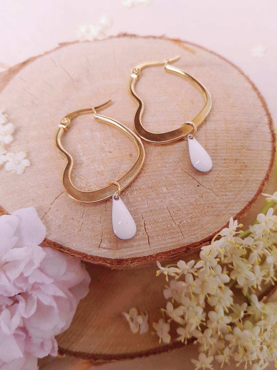 Boucles d'oreilles dorées artisanales - Créole coeur et sequin blanc. Calino Créa