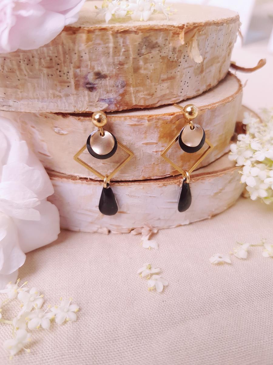 Boucles d'oreilles dorées artisanales - Losange et sequin noir. Calino Créa