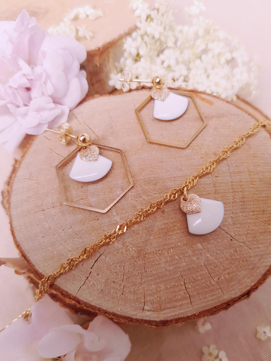 Parure dorée [Boucles d'oreilles et bracelet] artisanale - Hexagone et éventail blanc. Calino Créa