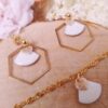 Parure dorée [Boucles d'oreilles et bracelet] artisanale - Hexagone et éventail blanc. Calino Créa